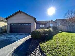 Building Photo - Charming 3 bed 2 bath home with oversized 2 car garage in Humboldt Hill