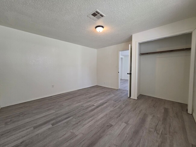 Building Photo - 3 bedroom home in Shawnee!