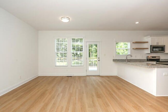 Building Photo - Luxury Townhouse in Sherrills Ford