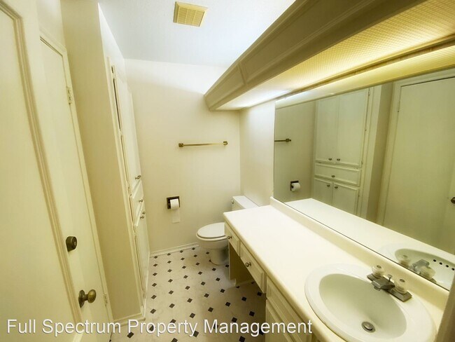 Building Photo - 2 br, 1.5 bath House - 7815 Broadway #103A