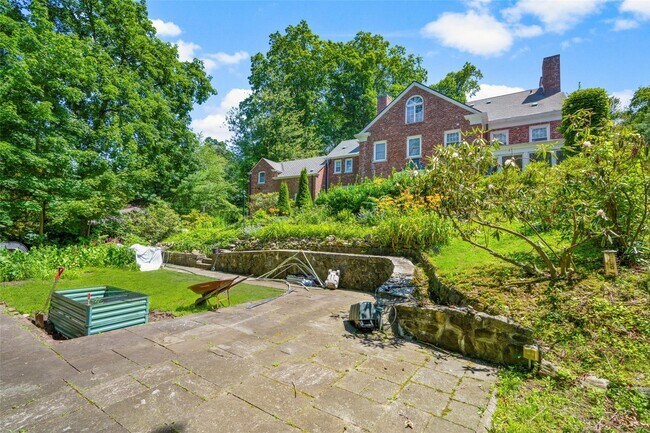 Building Photo - 400 Beechmont Dr