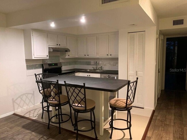 Building Photo - 2699 Seville Blvd