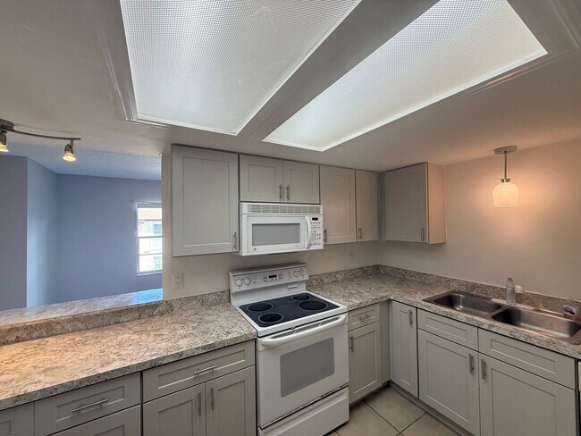 Building Photo - Open Concept 2bed 2bath updated condo centrally located in South Daytona for $1350 per Month!