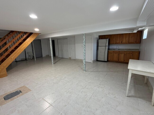 Building Photo - 42 Rhodes Dr
