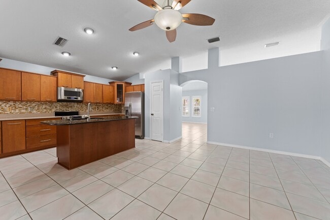 Building Photo - Absolutely stunning executive (LARGE) 3 BR / 2 BA / 2 Car Garage home in the highly sought after ...