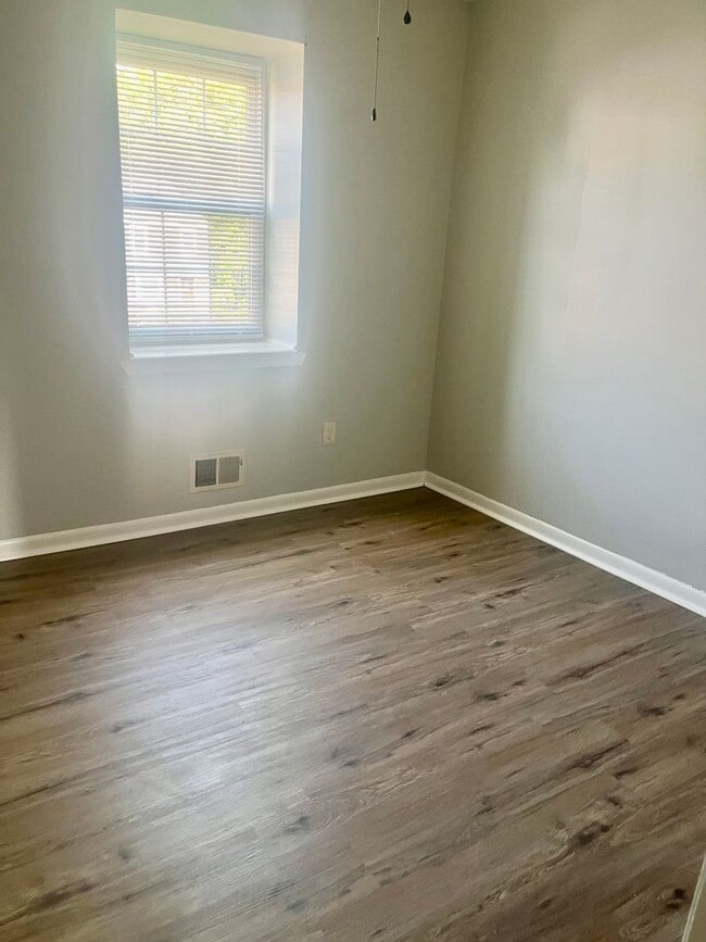 Building Photo - 3 Bedroom 2.5 Bath Unit Townhouse Frederic...