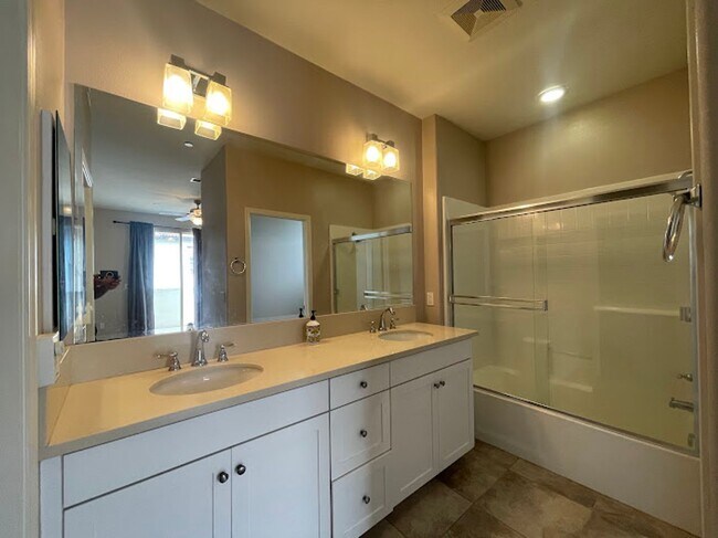 Building Photo - Stunning 2 bed 2.5 bath Solar Powered Town...