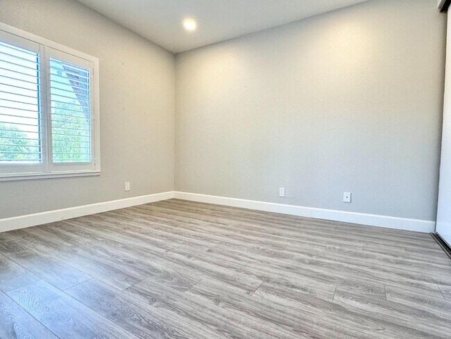 Building Photo - 1856 Tradan Dr