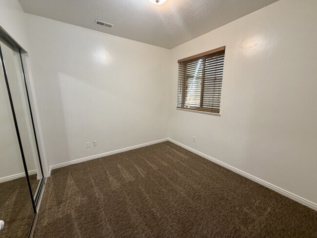 Building Photo - 3537 N Fox Run Dr