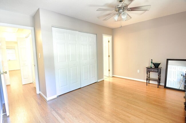 Building Photo - Townhouse close to UNC-CH!