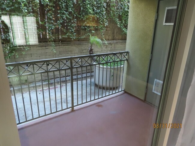 Building Photo - Two Bedroom 2.5 bath Townhome in South Par...