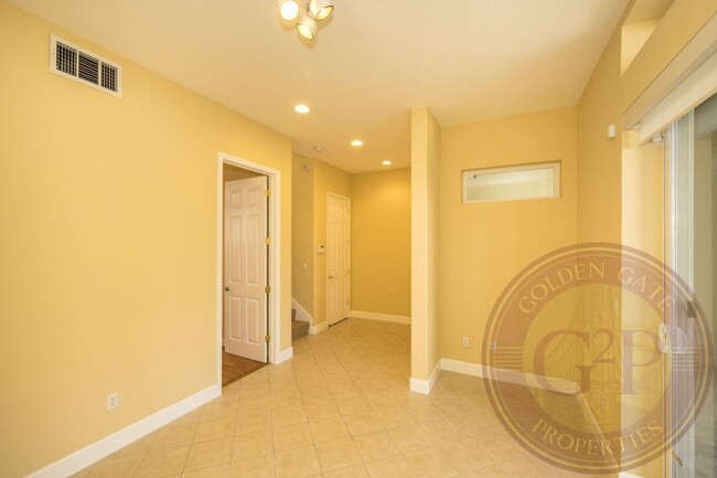 Building Photo - Sunset - 3 BR, 3.5 BA Townhouse 2,225 Sq. ...