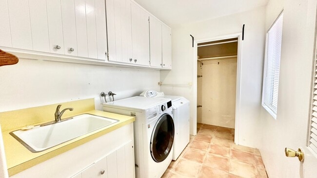 Building Photo - Lovely & Freshly Updated, Remodeled, Paint...