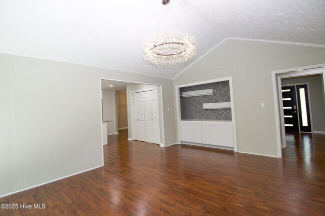 Building Photo - 906 N Glenwood Trail