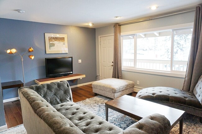 Building Photo - 1020 Friendly Ln