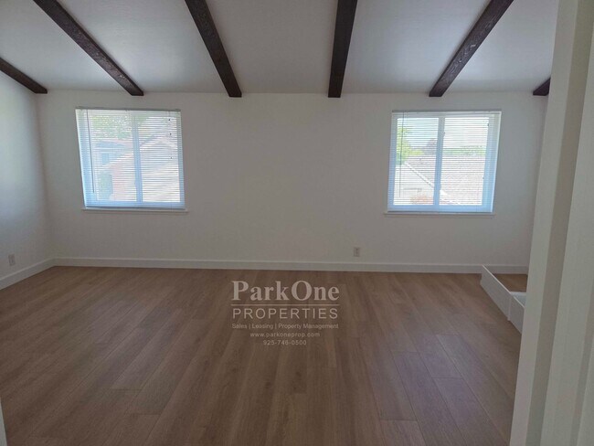 Building Photo - Spacious and Updated Heather Farms Townhome for Lease