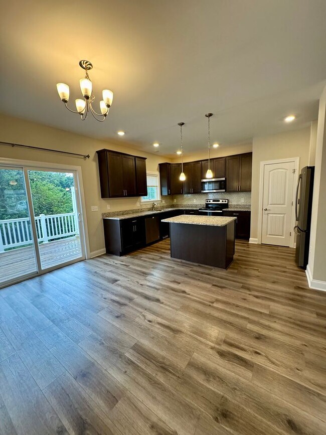 Building Photo - ***FIRST MONTHS RENT HALF PRICE***3BR/2.5B...
