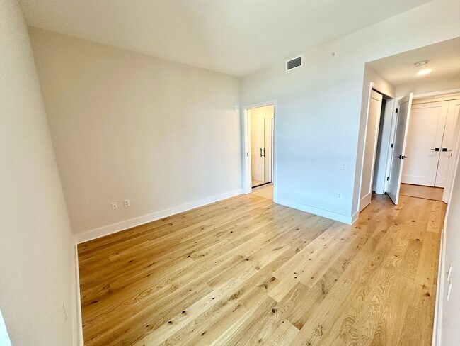 Building Photo - MOVE -IN SPECIAL! Luxury 2 Bedroom, 2.5 ba...