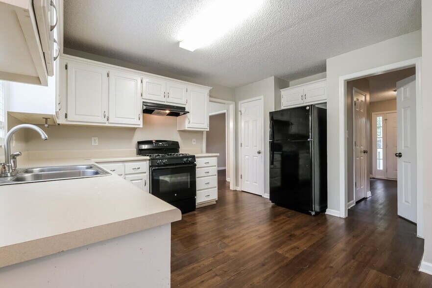 Building Photo - 717 White Dove Dr