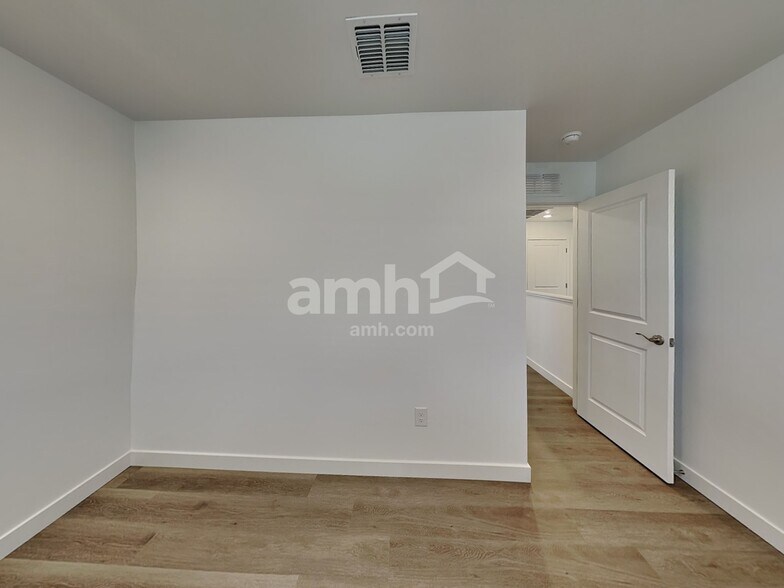 Building Photo - 6210 W Calle Lingo