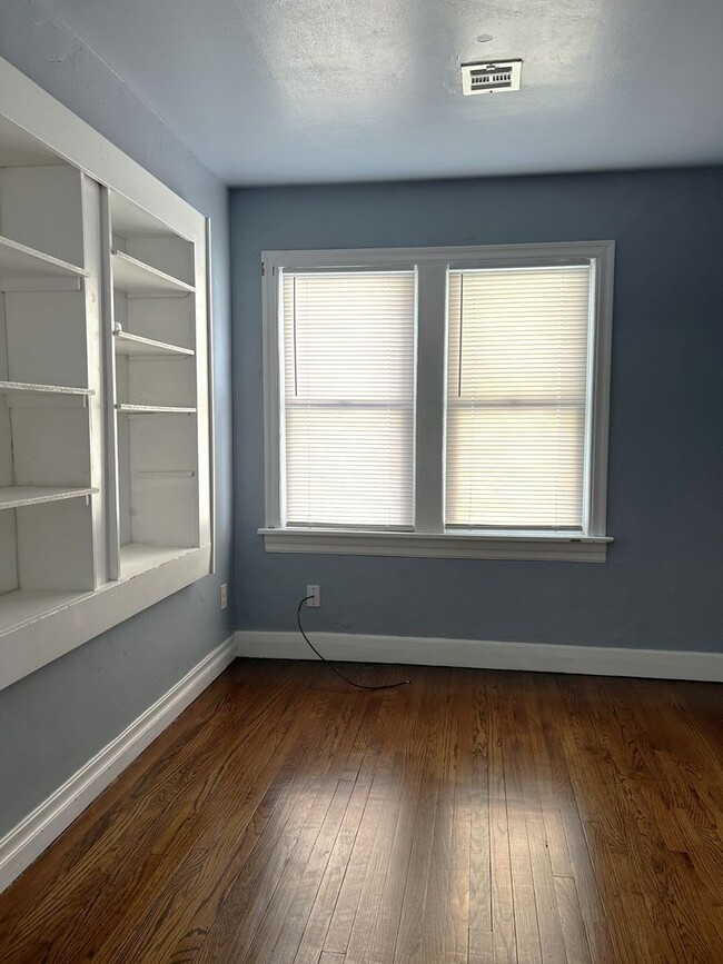 Building Photo - Charming Living in the Heart of Historic M...