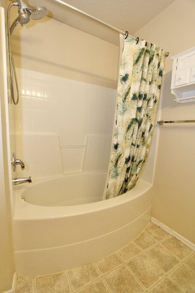 Building Photo - Immaculate Single-Level Home