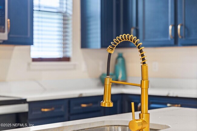 Building Photo - 2817 Ivy Post Dr