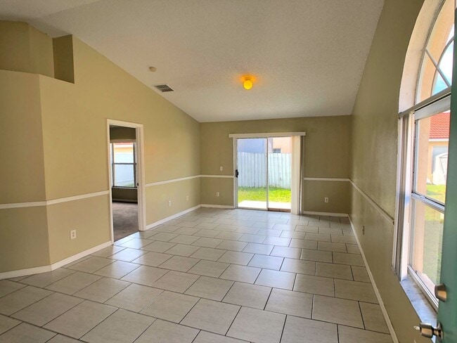 Building Photo - Move in Ready home in Kissimmee
