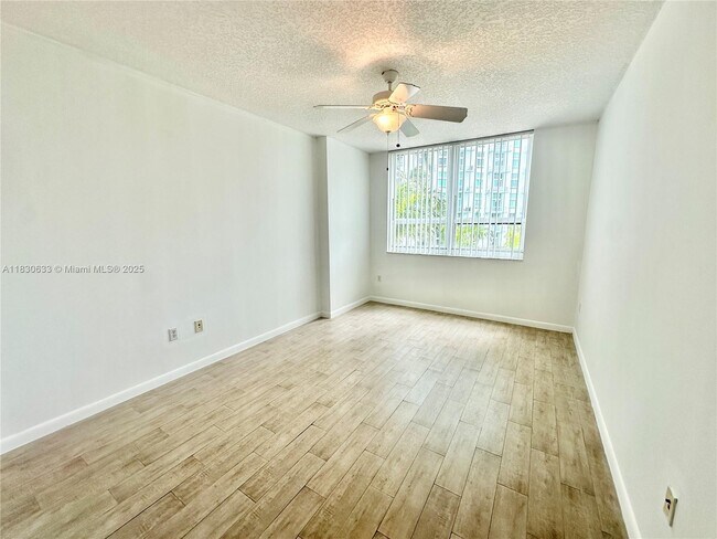 Building Photo - 2000 N Bayshore Dr