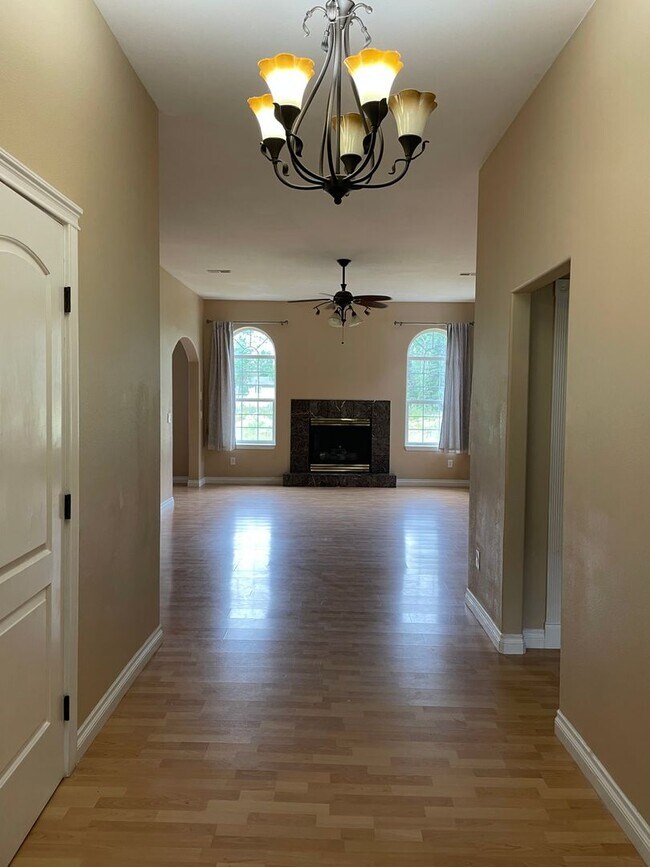 Building Photo - Beautiful 3 Bedroom Single Family Home With 2 Car Garage!
