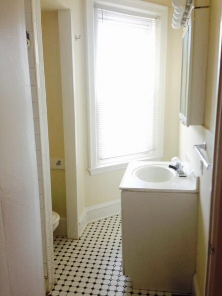 Building Photo - 4242 Spruce St