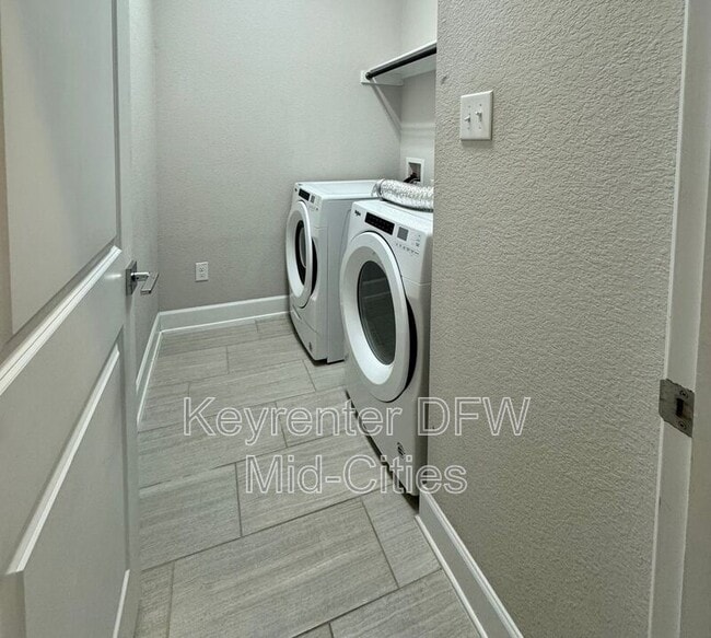 Building Photo - 6726 DeLeon St