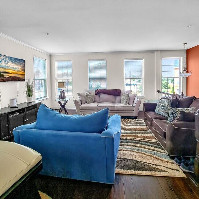 Building Photo - Stately End Unit 3-Level Townhome, 3 Bedro...