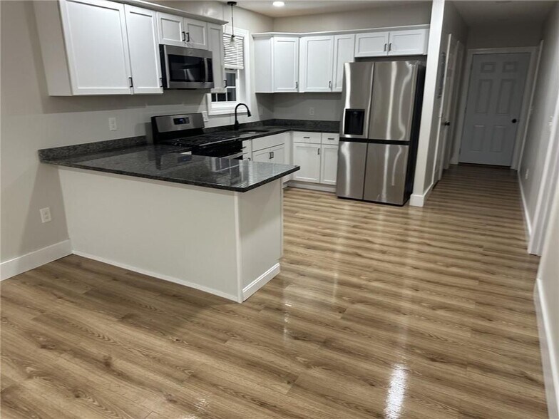 Primary Photo - 697 Manton Ave