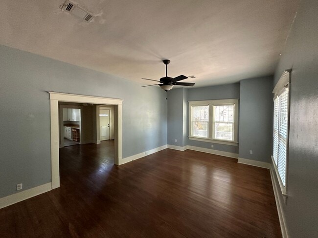 Building Photo - Introducing a charming 2-bedroom, 1.5-bath...