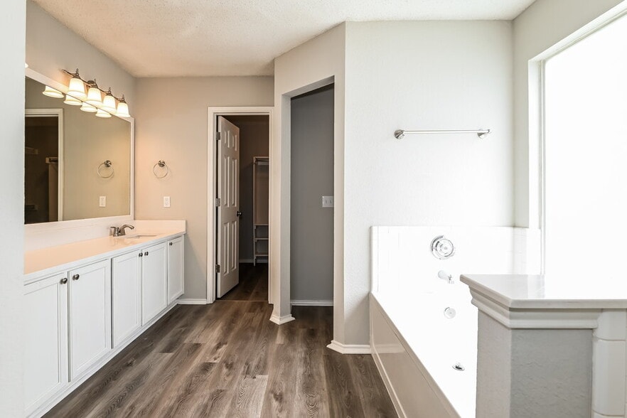 Building Photo - 6730 Meadowcrest Dr