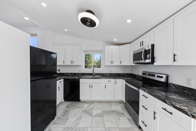 Building Photo - Updated Duplex