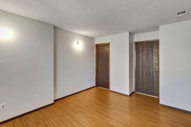 Building Photo - Bright & Spacious 1BD/1BA Top-Floor Unit w...