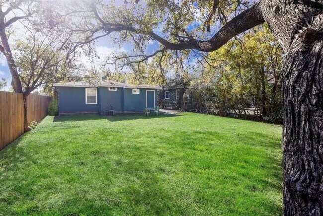 Building Photo - Incredible Downtown Round Rock Home for Rent