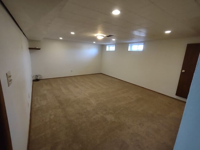 Building Photo - ALL PROSPECTIVE TENANTS MUST SUBMIT A $58 ...