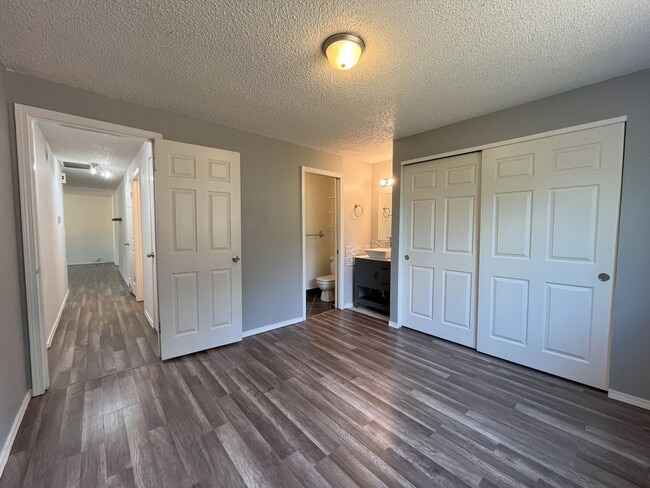 Building Photo - Spacious Yet Cozy 3BR/2BA Home with Garage...