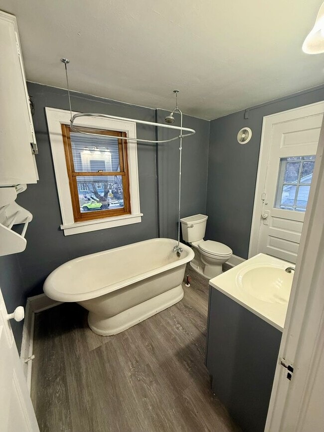 Building Photo - Three bedroom two bathroom home for rent