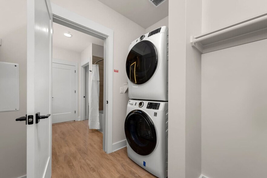 Building Photo - 207 N Himes Ave