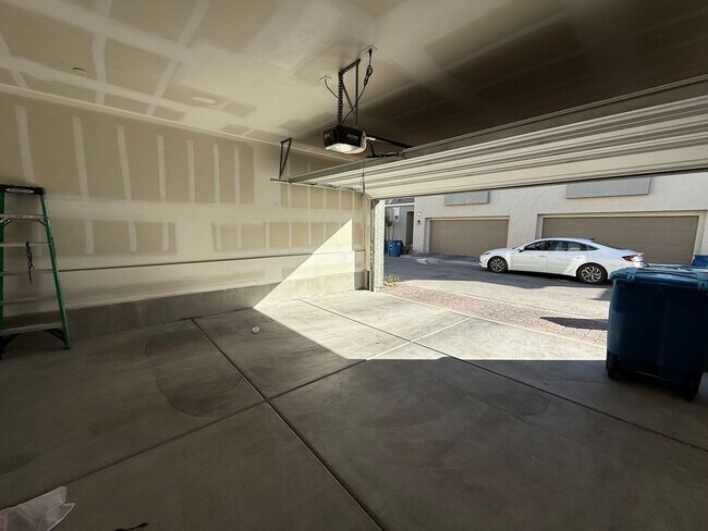 Building Photo - COMING SOON! 3/BD 2.5/BA Townhouse W/ Amaz...