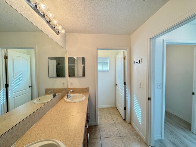 Building Photo - Great Townhome Close to Winter Garden vill...