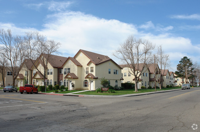 Building Photo - Colonia Village