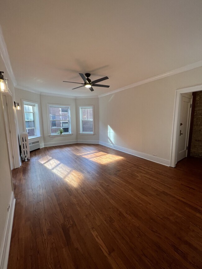 Building Photo - 531 W Addison St