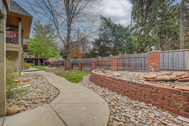 Building Photo - 1021 Carr St