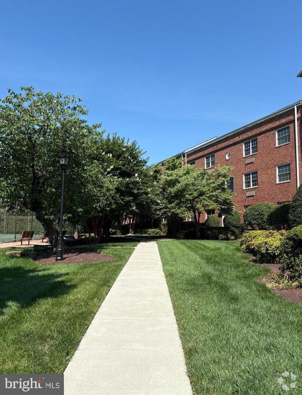 Building Photo - 1630 W Abingdon Dr