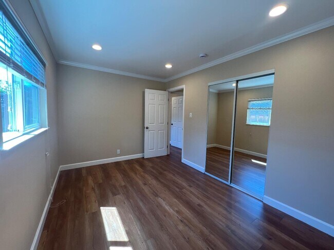 Building Photo - 3095 Calzar Dr